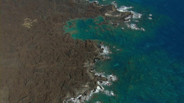 毛伊岛阿希希-基瑙自然保护区火山海岸鸟瞰图。视频素材