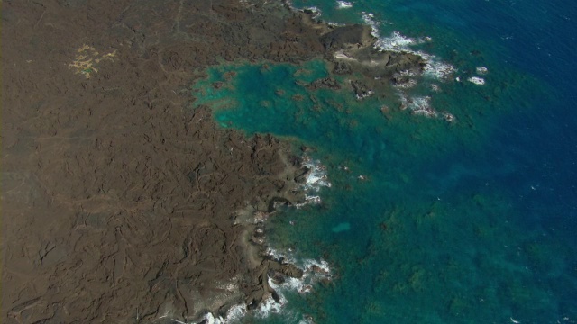 毛伊岛阿希希-基瑙自然保护区火山海岸鸟瞰图。视频素材
