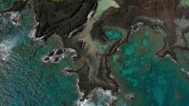 毛伊岛阿希希-基瑙自然保护区海岸的岩石海岸鸟瞰图。视频素材
