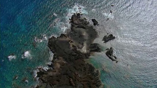 鸟瞰毛伊岛阿希希-基瑙自然保护区海岸上的火山岩。视频素材