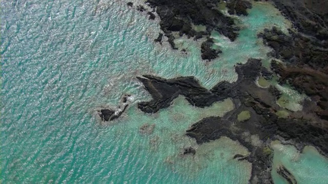 鸟瞰毛伊岛海岸的阿希希-基瑙自然保护区的火山岩。视频素材