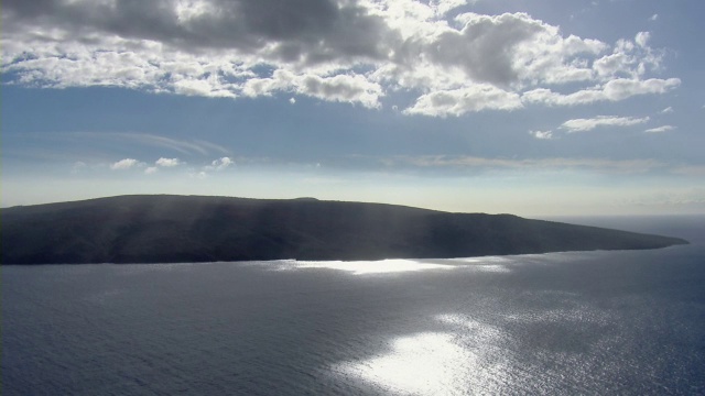 夏威夷卡霍奥拉维岛在太平洋的鸟瞰图。视频素材