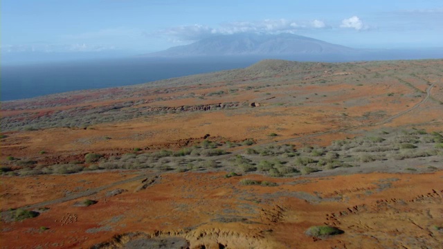 夏威夷卡霍奥拉维岛东侧崎岖地形的鸟瞰图。视频素材