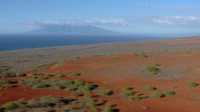 鸟瞰图的夏威夷岛卡霍奥拉维海岸与毛伊岛的远景。视频素材
