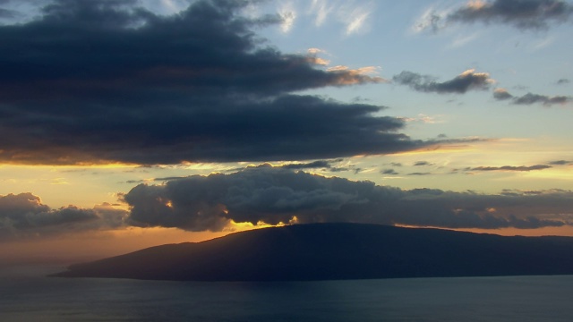鸟瞰图日落后的夏威夷拉奈岛。视频素材