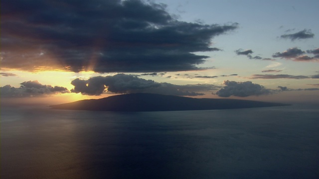 鸟瞰日落后的夏威夷拉奈岛。视频素材