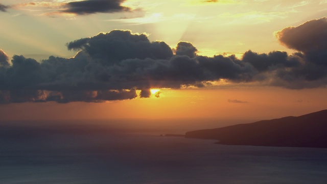 鸟瞰图日落太平洋与拉奈岛，夏威夷的剪影对多云的天空。视频素材