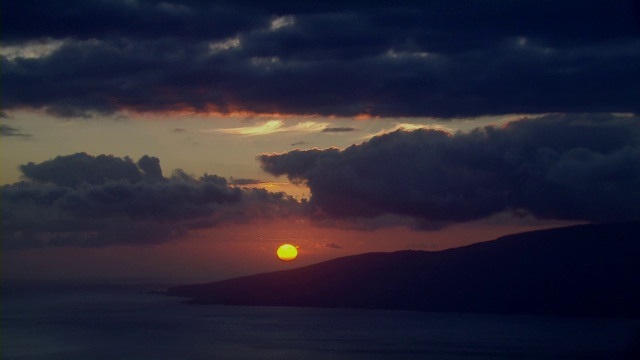 鸟瞰图日落太平洋与拉奈岛，夏威夷的剪影对多云的天空。视频素材