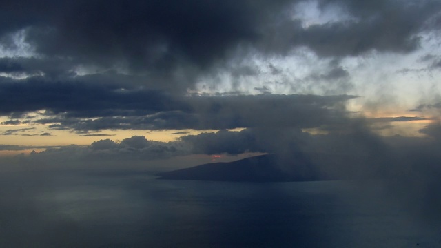 鸟瞰图透过傍晚的云遥远的拉奈岛，夏威夷视频素材