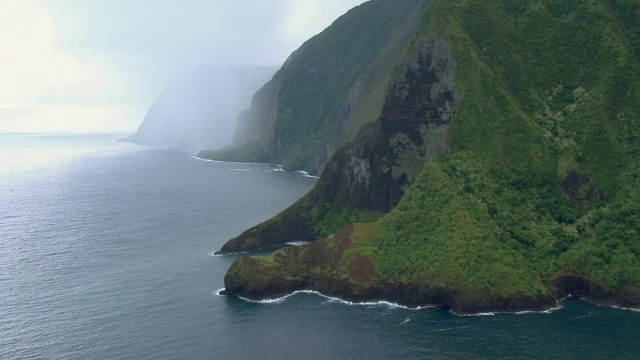 鸟瞰图陡峭的火山悬崖在莫洛凯海岸，夏威夷视频素材