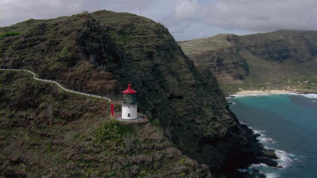 夏威夷瓦胡岛马卡普灯塔和周围海岸悬崖的鸟瞰图。视频素材