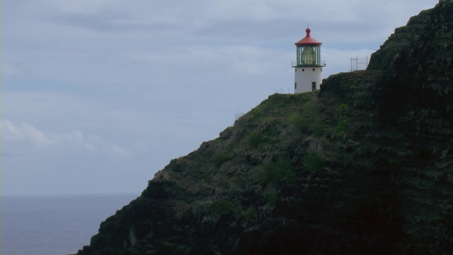 夏威夷瓦胡岛陡峭悬崖上的马卡普灯塔鸟瞰图。视频素材