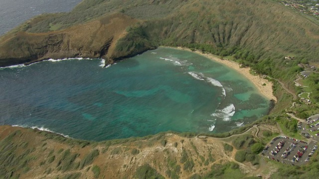 鸟瞰图哈瑙马湾和太平洋海岸上的瓦胡岛在夏威夷。视频素材