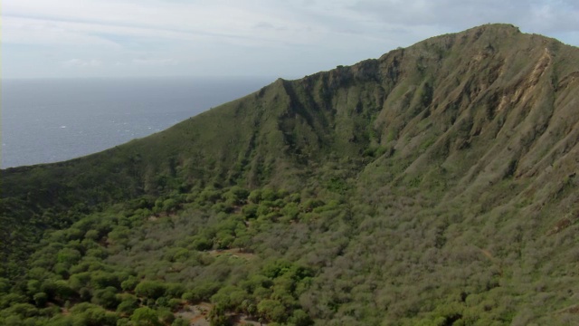 科科头火山口鸟瞰图到卡瑙马湾沿瓦胡岛海岸，夏威夷。视频下载