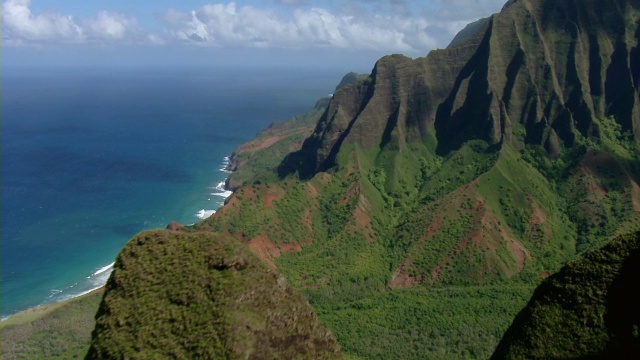 鸟瞰图卡拉劳山谷之间陡峭的海岸山脉N_帕里海岸国家公园在夏威夷考艾岛。视频素材