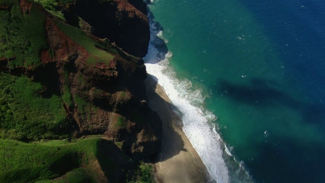 夏威夷考艾岛卡拉劳海滩的鸟瞰图。视频下载