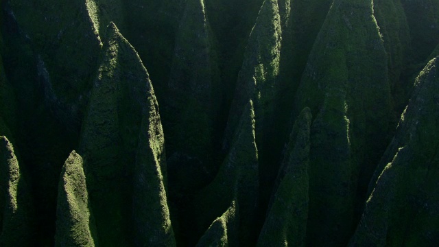 鸟瞰图陡峭的山峰在纳帕利海岸国家公园在夏威夷考艾岛。视频素材