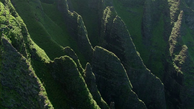 鸟瞰图陡峭的岩石形成在纳帕利海岸国家公园在夏威夷考艾岛。视频下载