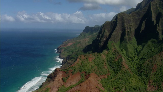 鸟瞰图的火山海岸山脉纳帕利海岸国家公园在夏威夷考艾岛。视频下载