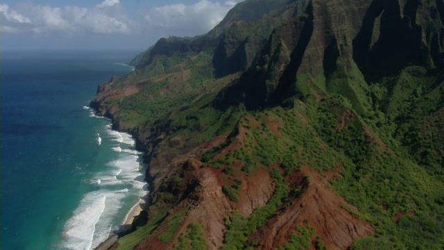 鸟瞰图崎岖的海岸地形在纳帕利海岸国家公园在夏威夷考艾岛。视频素材