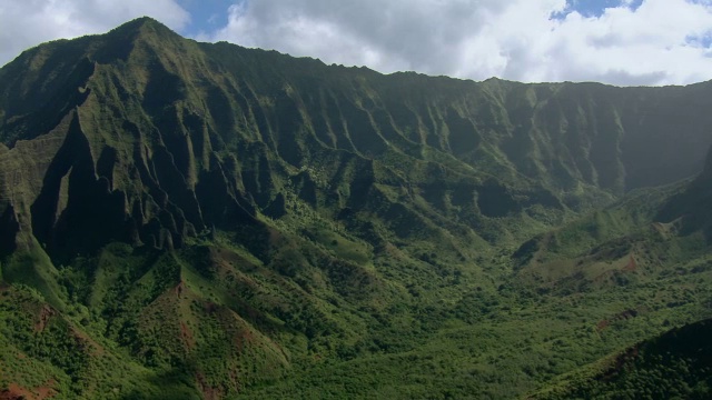 卡拉劳山谷和山脉的鸟瞰图N_巴利海岸国家公园在夏威夷考艾岛。视频素材