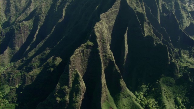鸟瞰图陡峭的岩石形成在纳帕利海岸国家公园在夏威夷考艾岛。视频下载