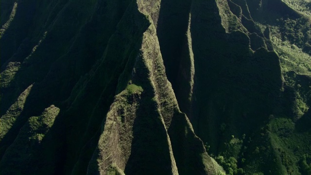 鸟瞰图陡峭的山脊在纳帕利海岸国家公园在夏威夷考艾岛。视频下载
