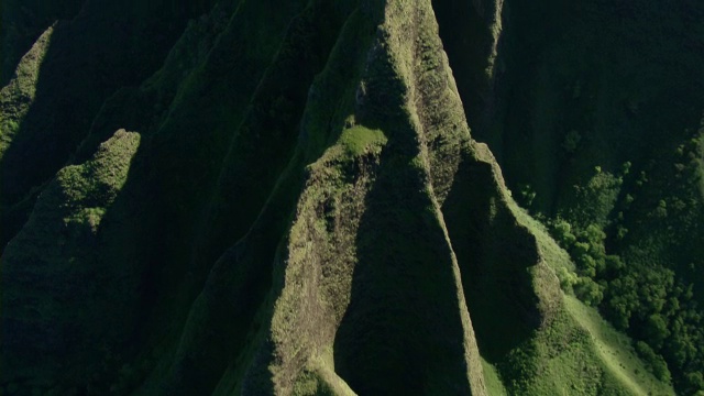 鸟瞰图陡峭的山脊在纳帕利海岸国家公园在夏威夷考艾岛。视频下载