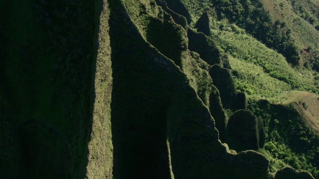 鸟瞰图陡峭的岩石形成在纳帕利海岸国家公园在夏威夷考艾岛。视频素材