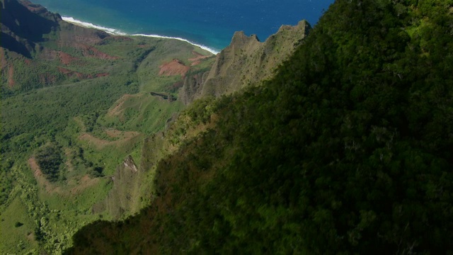 鸟瞰图卡拉劳山谷之间陡峭的海岸山脉在纳帕利海岸国家公园在夏威夷考艾岛。视频下载