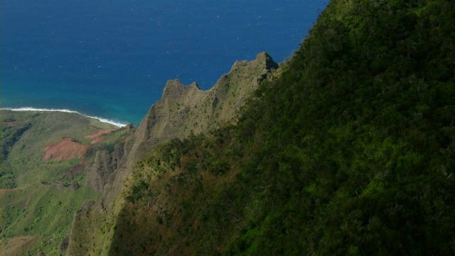 鸟瞰图陡峭的沿海山脉纳帕利海岸国家公园在夏威夷考艾岛。视频素材
