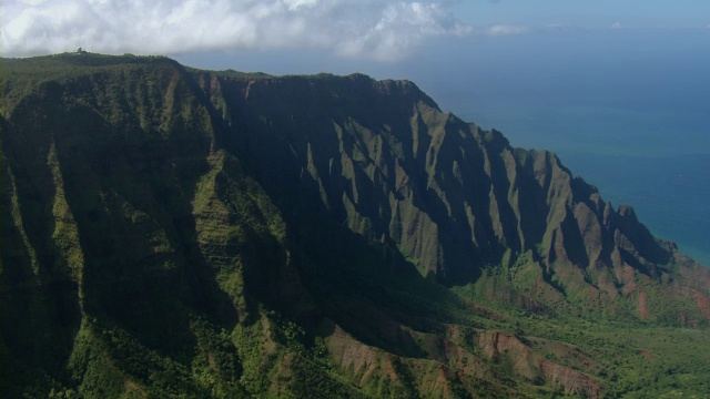 卡拉劳山谷和海岸山脉的鸟瞰图纳帕利海岸国家公园在夏威夷考艾岛。视频下载