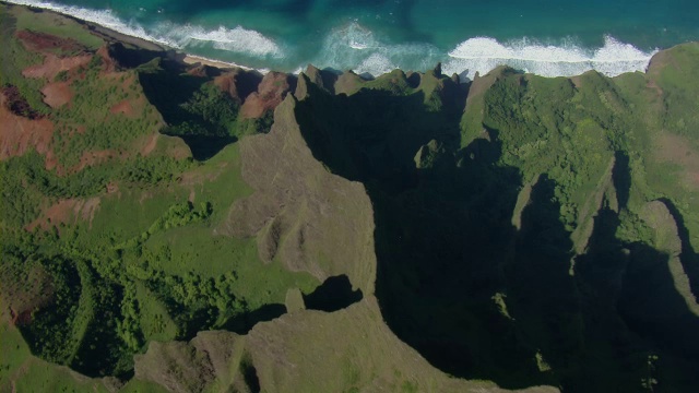 鸟瞰图崎岖的山脊在纳帕利海岸国家公园在夏威夷考艾岛。视频下载