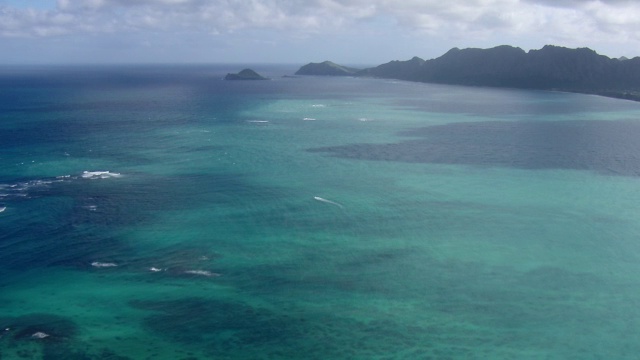 鸟瞰图的太平洋与遥远的海岸瓦胡岛，麦纳纳岛，和kahikaipu岛。视频素材