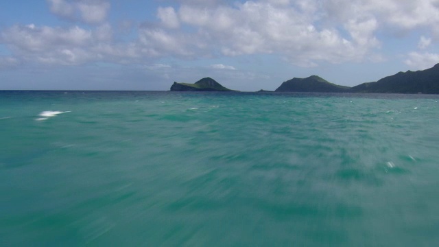 鸟瞰图太平洋接近马卡普点在夏威夷岛瓦胡岛。视频素材