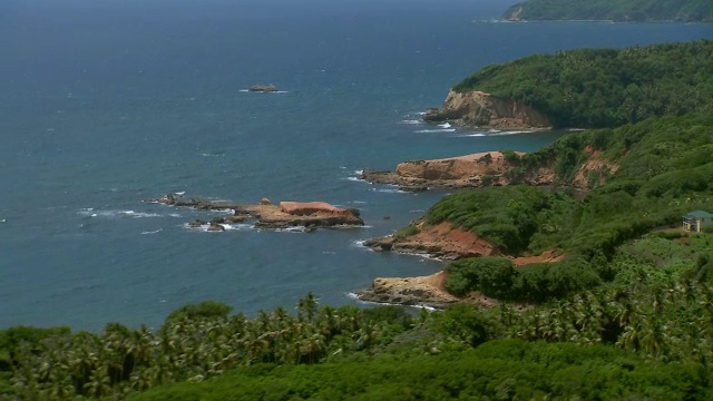 加勒比海多米尼加岛韦斯利村附近崎岖的海岸线。视频素材