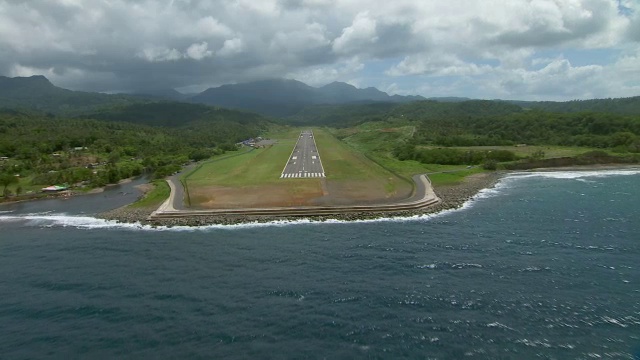 飞机降落在加勒比多米尼加岛的梅尔维尔霍尔机场。视频素材