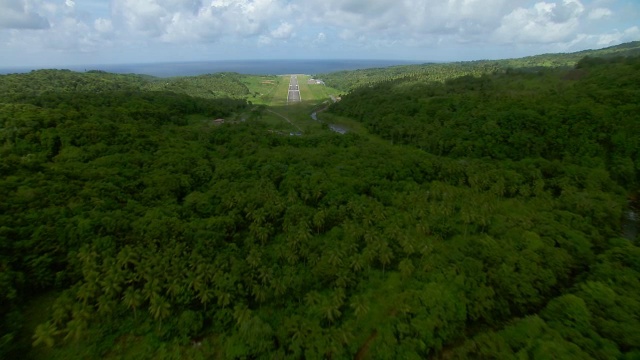 飞机降落在加勒比多米尼加岛的梅尔维尔霍尔机场。视频素材