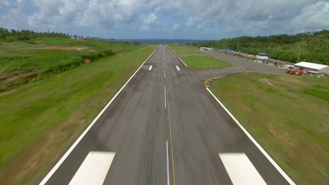 飞机在加勒比多米尼加岛的梅尔维尔霍尔机场起飞。视频素材