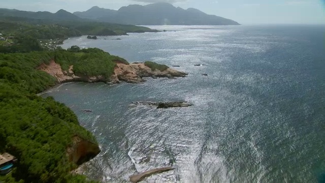 加勒比多米尼加岛大西洋海岸希尔斯伯勒湾附近的小岛屿。视频素材