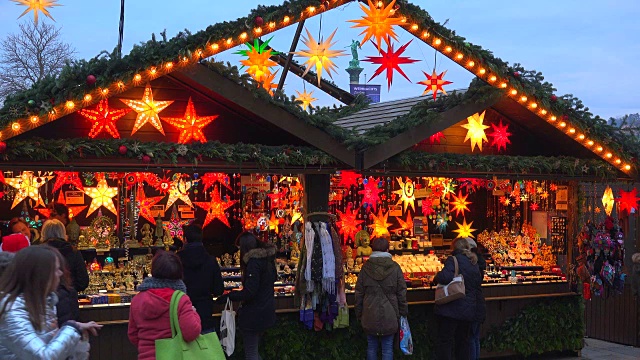 德国巴登-符腾堡州斯图加特席勒广场的圣诞市场视频素材