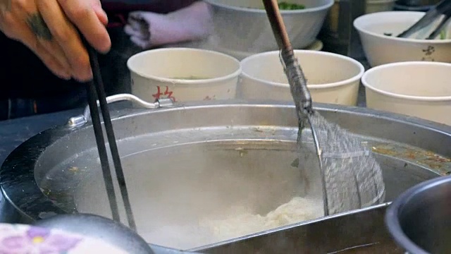 台湾的街头小贩供应碗装面条视频下载