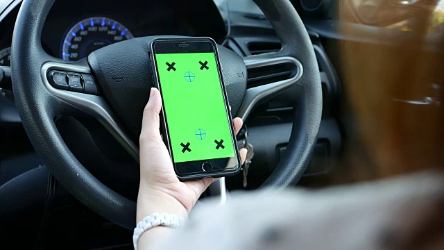 女人在车里使用智能手机和Chroma钥匙视频下载