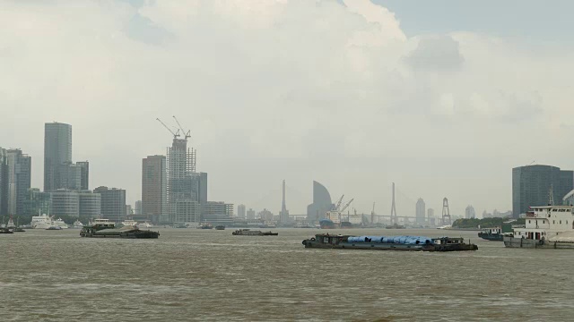 在中国上海黄浦江上航行的货船视频下载