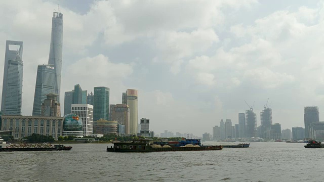 在中国上海黄浦江上航行的货船视频下载