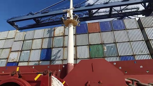 在费利克斯托港的一艘集装箱船上，平底锅穿过堆叠的集装箱。视频素材