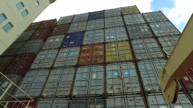 在费利克斯托港的一艘集装箱船上快速地将堆叠的集装箱翻上来。视频素材