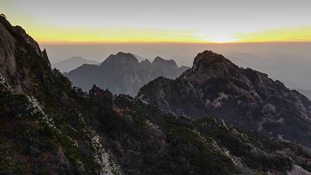中国东部黄山的龟峰观景台。视频下载