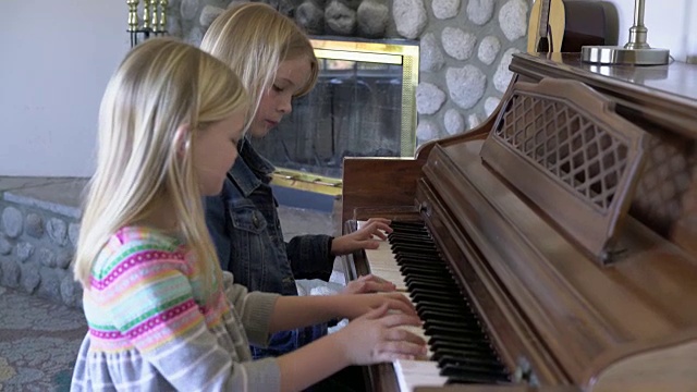 两个女孩在家里一起弹钢琴视频下载