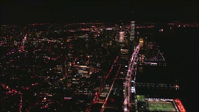 曼哈顿市中心和西侧自由塔夜间鸟瞰图视频素材